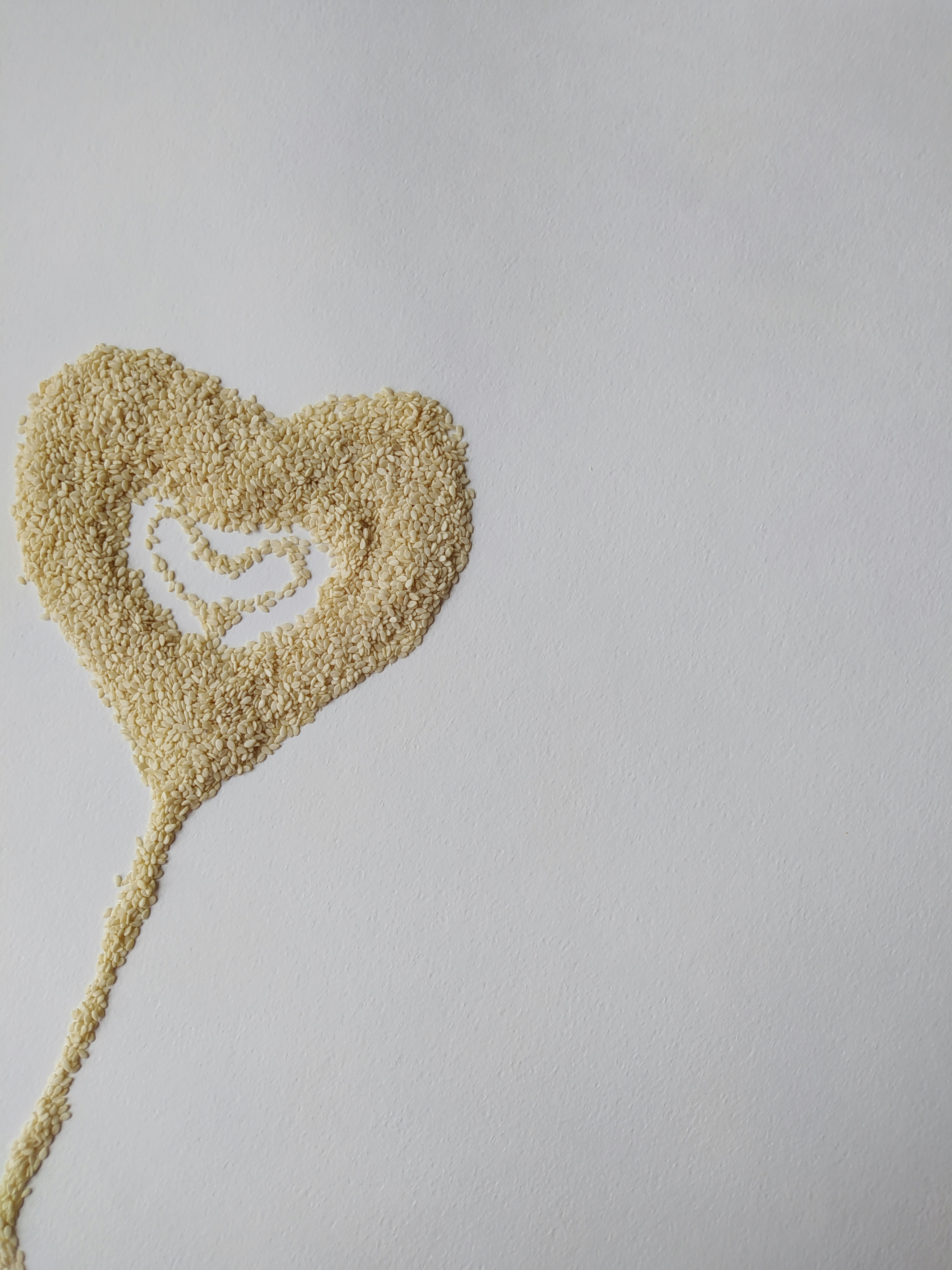cuore fatto con semi di sesamo